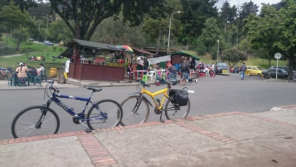 Una parada durante la ciclovía en el Parque Nacional de Bogotá